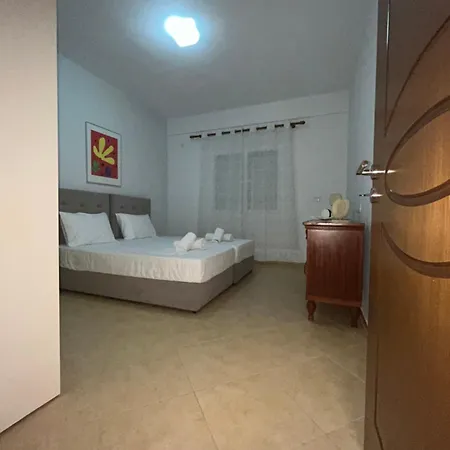 Miranda's & * Sarandë